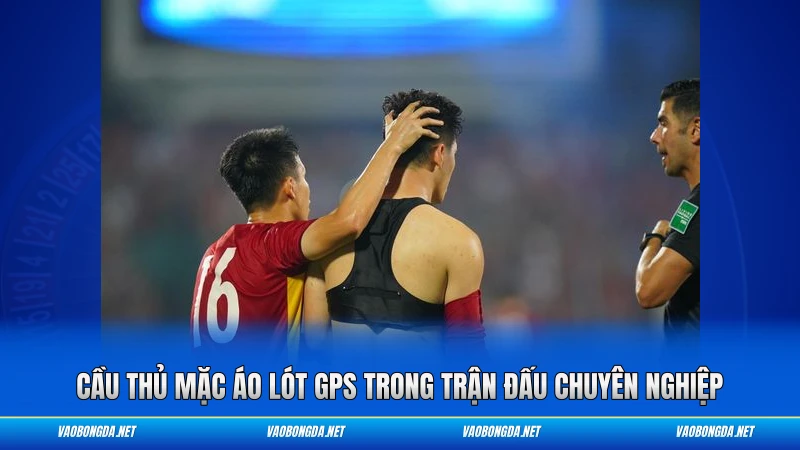 Cầu thủ mặc áo lót GPS trong trận đấu chuyên nghiệp