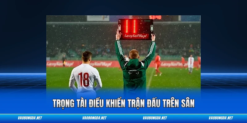 Trọng tài điều khiển trận đấu trên sân